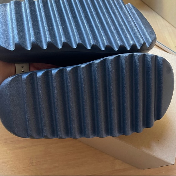 Yeezy slide “onyx” NWT - Picture 4 of 11